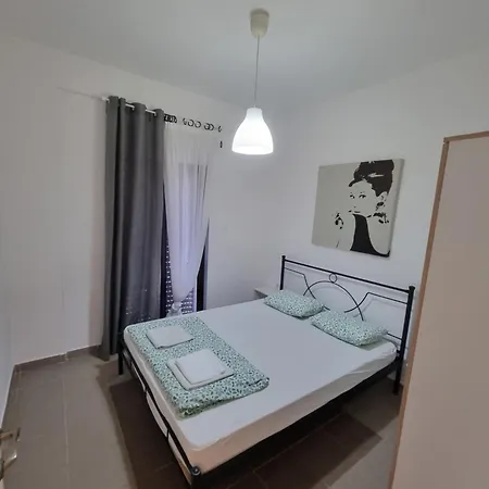 Lucas Lux Apartment Flogita